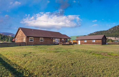 South Fork House | Mtn Retreat | Pet-Friendly | Large Fenced Yard | Ping-Pong