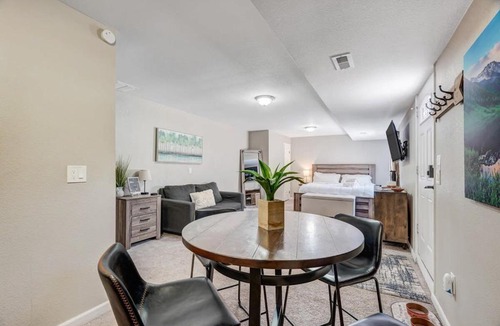 Cascade Apartment | Mtn Studio- Waffle maker -King Bed-Kid Friendly