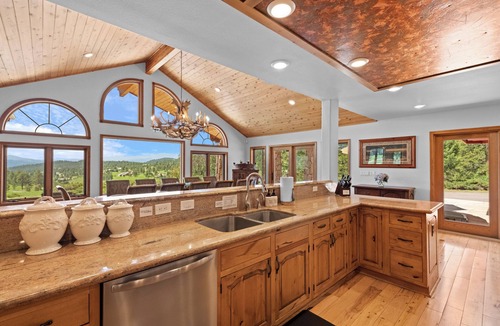 Golden House | Mtn views, 20 acres, 5 bd/7 bath, hot tub, sauna, frisbee golf, luxurious