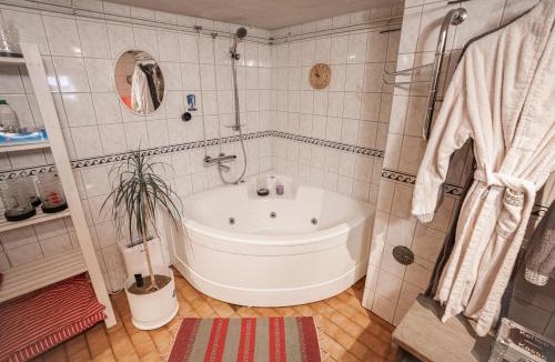 Larsmo Apartment | Mukava kellarihuoneisto jossa sauna ja poreallas