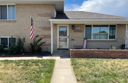 Denver House | Near Olde Town Arvada - Golden - Red Rocks - Pet Friendly