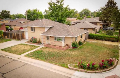 Denver House | Near Olde Town Arvada - Golden - Red Rocks - Pet Friendly