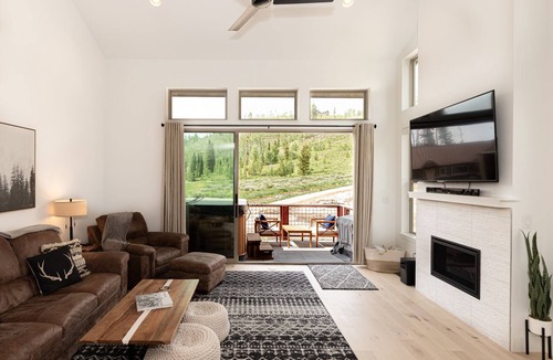 Rendezvous House | NEW! 3 bed/2 bath w/Private Hot Tub, Walk to Town