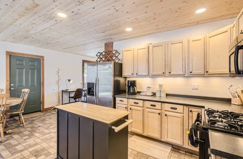 Bailey House | NEW! Bailey Bliss: Hot Tub, Views, & Fast Wifi