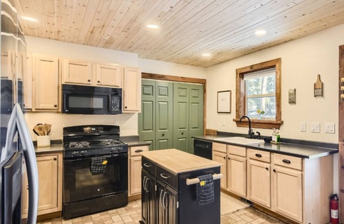 Bailey House | NEW! Bailey Bliss: Hot Tub, Views, & Fast Wifi