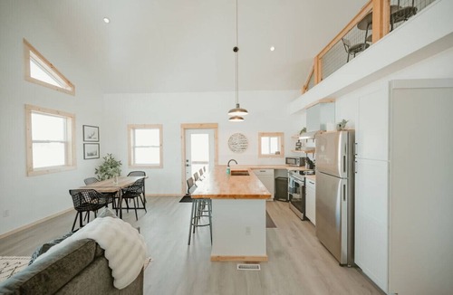 Como Cabin | New Cabin I Game Room I King Beds I Mountains