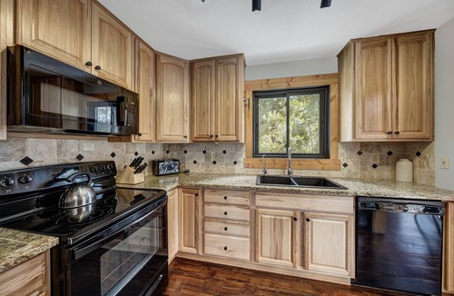 Blue River House | New! Chateau Coronet with Mountain Views & Sauna, minutes to Downtown Breck