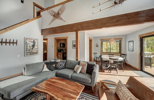 Blue River House | New! Chateau Coronet with Mountain Views & Sauna, minutes to Downtown Breck