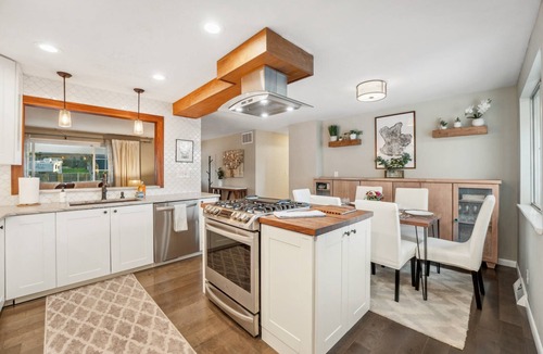 Golden House | New Lakewood Layover Large 5 BR Hot Tub Near Red Rocks