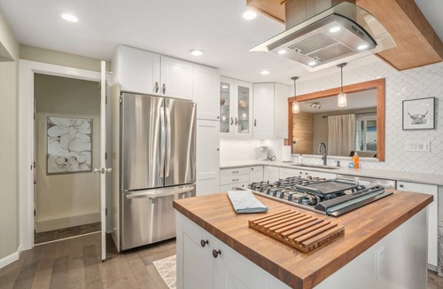 Golden House | New Lakewood Layover Large 5 BR Hot Tub Near Red Rocks