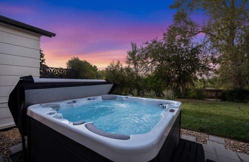 Golden House | New Lakewood Layover Large 5 BR Hot Tub Near Red Rocks