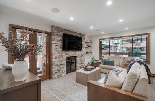 Aspen House | New Listing 3 BR 3 BA Aspen Condo near Gondola