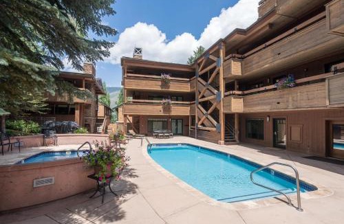 Aspen House | New Listing 3 BR 3 BA Aspen Condo near Gondola