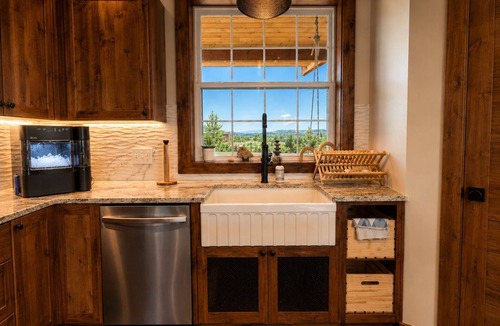 Fairplay House | New Luxury 5bed-4Bath w/Hottub & Mtn Views-30 Min Breck