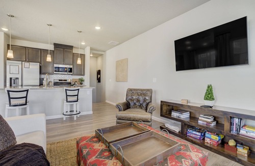 Colorado Springs House | NEW Modern Interquest Stay King Bed Balcony