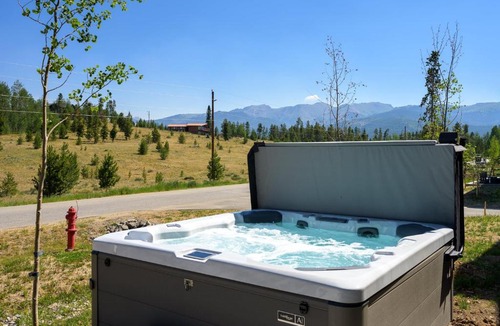 Fraser House | New Mountain Villa 1064 I Great Views I Private Hot Tub I Bunk Room I Discounted Attractions