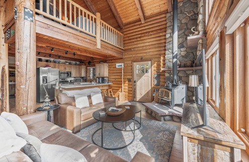 Valley of the Sun Cabin | New Rental! 3 Bed/3Bath Cabin in the Woods, Hot Tub, Pet Friendly Basketball/Tennis - Soaring Pines