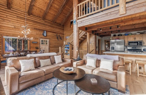 Valley of the Sun Cabin | New Rental! 3 Bed/3Bath Cabin in the Woods, Hot Tub, Pet Friendly Basketball/Tennis - Soaring Pines