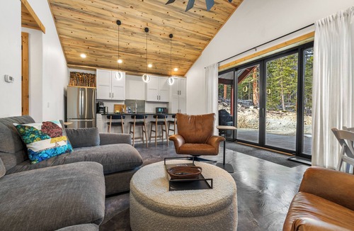 Valley of the Sun House | New Rental! Newly Built, 3 Bed/2 Bath, Modern Mountain House - The Green Dragon