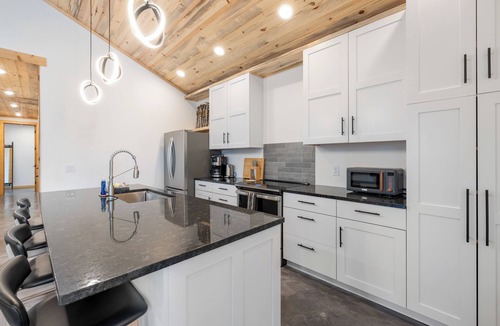 Valley of the Sun House | New Rental! Newly Built, 3 Bed/2 Bath, Modern Mountain House - The Green Dragon