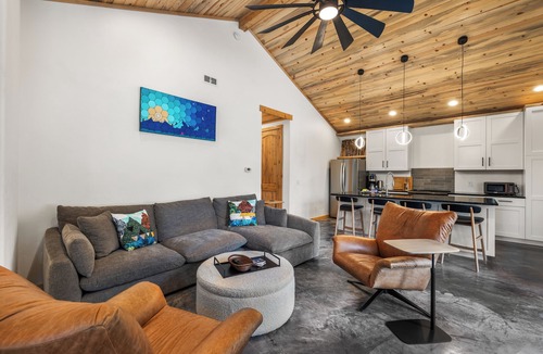 Valley of the Sun House | New Rental! Newly Built, 3 Bed/2 Bath, Modern Mountain House - The Green Dragon