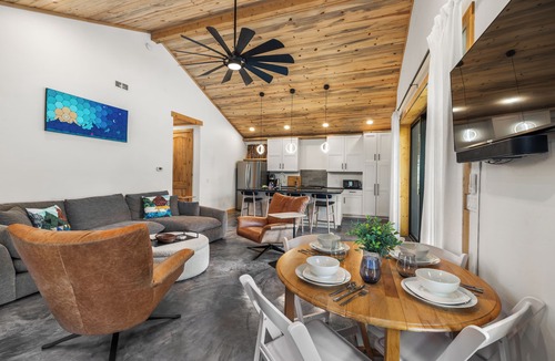 Valley of the Sun House | New Rental! Newly Built, 3 Bed/2 Bath, Modern Mountain House - The Green Dragon