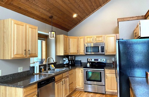 Valley of the Sun Cabin | New Rental! Pet friendly, 3Br/2Bath Cabin with gas fireplace and hot tub - Five Peaks