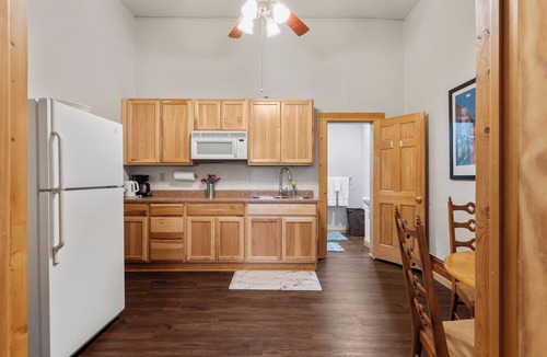 Del Norte Apartment | NEW Sauna Downtown Del Norte Apartment