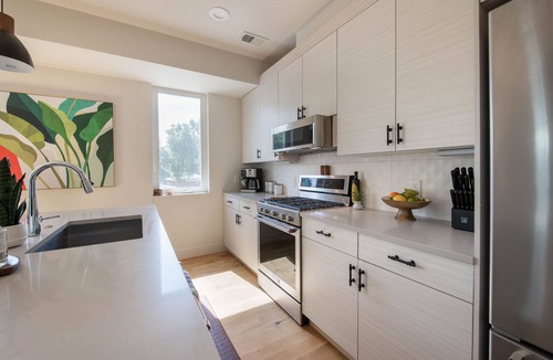 University Hills House | New townhome with private rooftop deck and beautiful Mountain Views, 5 min to DU
