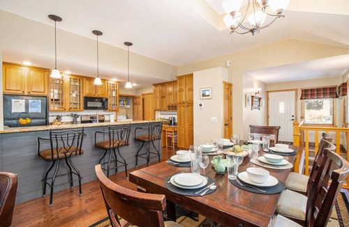 Estes Park Villa | NEW~Trail Ridge Retreat- A/C, RMNP- 2 miles, Family Friendly, Views!