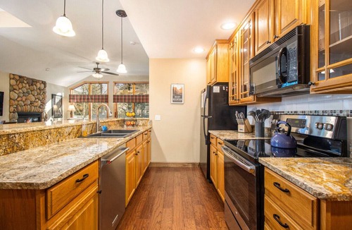 Estes Park Villa | NEW~Trail Ridge Retreat- A/C, RMNP- 2 miles, Family Friendly, Views!