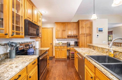 Estes Park Villa | NEW~Trail Ridge Retreat- A/C, RMNP- 2 miles, Family Friendly, Views!