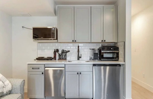 Jefferson Park Apartment | New two room apartment close to stadium and downtown on a park