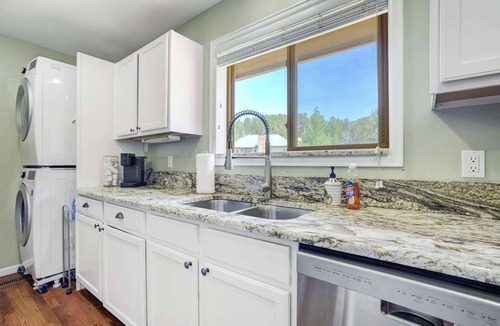 Woodland Park Cabin | Newly remodeled Mountain Cabin w/AC/Charis Bible College/AWM/Pikes Peak/King bed