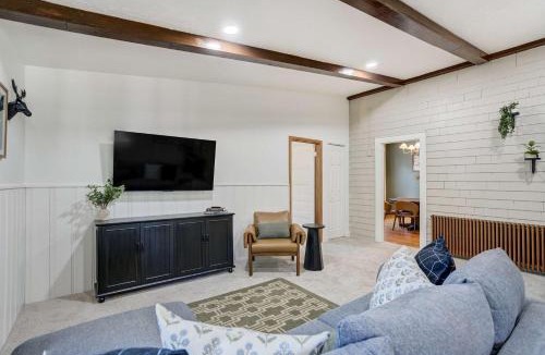 Old North End House | Noble Crest Cozy Apartment for Poker Nights