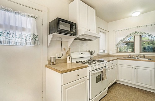Estes Park Cabin | O'Deer Cabin – Dog-Friendly, Walk to Downtown Estes, Private Hot Tub – EV#3241