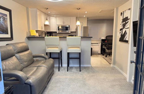 North Alameda House | Oh Man, are we in a good spot! — Private bungalow