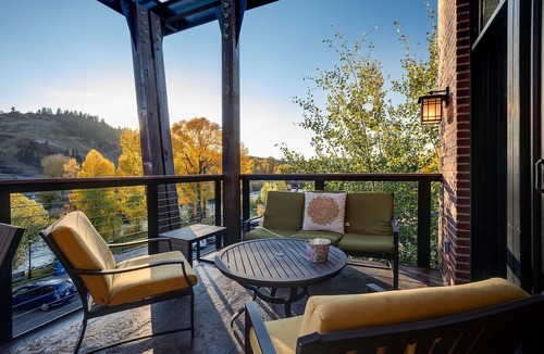 Downtown Steamboat Springs Condo | OL301 | Stunning Urban Loft | Downtown Location | Free City Bus | Views | A/C