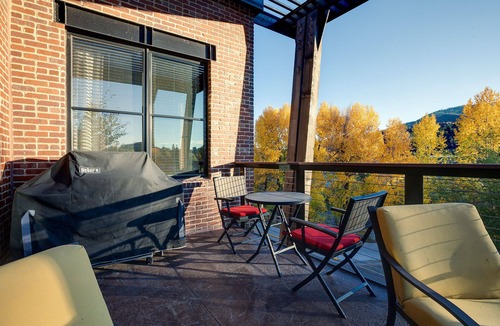 Downtown Steamboat Springs Condo | OL301 | Stunning Urban Loft | Downtown Location | Free City Bus | Views | A/C