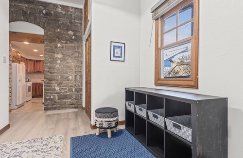 Old Town House | Old Town Hideaway- Walk to it all! 1 block away- hot springs, grocery, free bus.