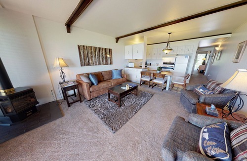 Dillon Condo | On Lake, Patio! Views, Hot Tub. Walk to Amphitheater, Dining, Marina