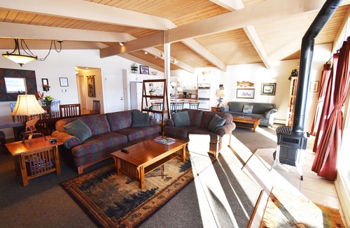 Dillon Condo | On Lake! Top Floor Views, Deck! Elevator, Hot Tub. Walk to Concerts, Marina