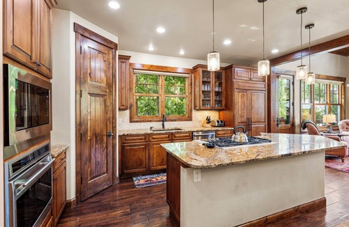 Historic District House | On Main St, Steps from Gondola. Rooftop Hot Tub!