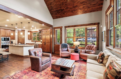 Historic District House | On Main St, Steps from Gondola. Rooftop Hot Tub!