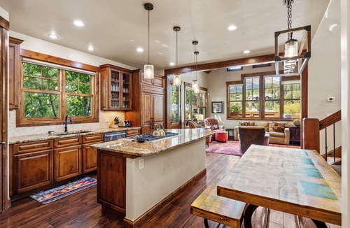 Historic District House | On Main St, Steps from Gondola. Rooftop Hot Tub!