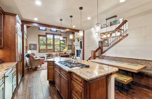 Historic District House | On Main St, Steps from Gondola. Rooftop Hot Tub!