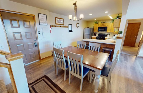Mountain House Condo | On River Trail! Pool, Hot Tub, Elevator! Walk to Festivals, Dining, Shops