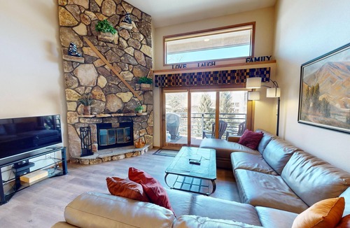 Mountain House Condo | On River Trail! Pool, Hot Tub, Elevator! Walk to Festivals, Dining, Shops