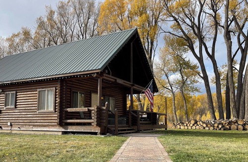 South Fork Cabin | On the river. Private patio. 2 large yards. Dog friendly. Stargazing
