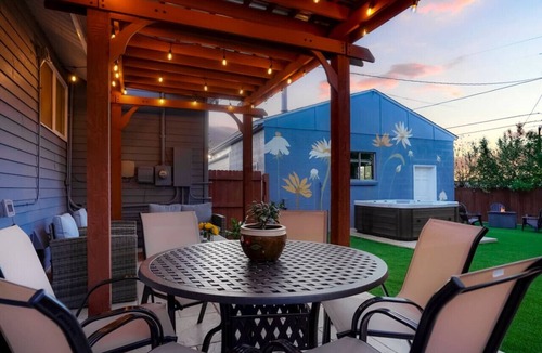 Berkley House | One of a Kind Home -HOT TUB, Pool Table & Fire Pit - 4 Mi to DT